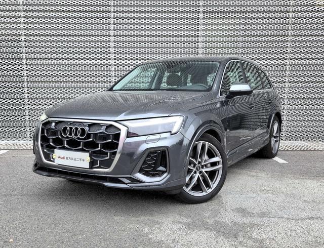 Audi Q7 2024 model 45 TFSI quattro S line sporty