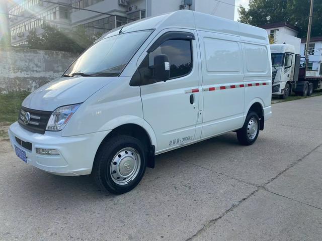 Xintu V80 2023 PLUS 2.0T 6-speed manual van short axle mid-top 3 seats