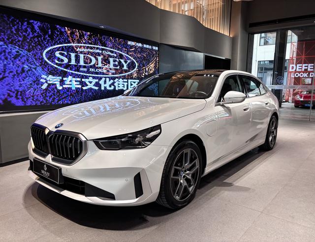 BMW i5 2024 eDrive35L Luxury Set