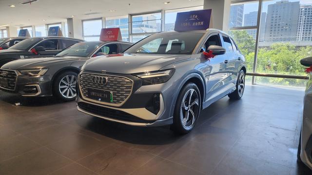 Audi Q4 e-tron 2023 40 e-tron Genesis Obsidian Night Edition