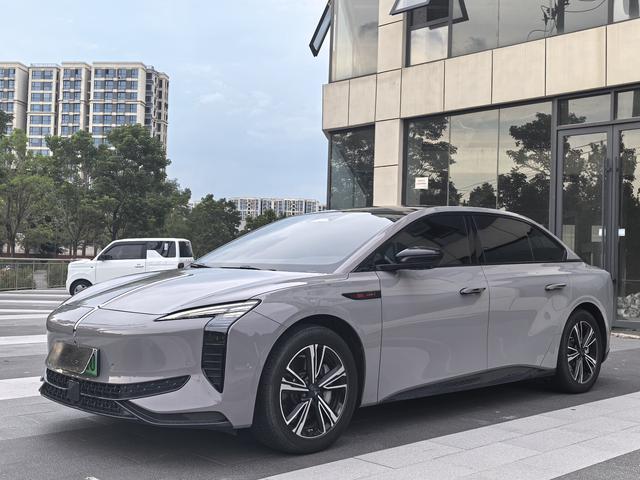 Hongqi EH7 2024 model 820 Pro