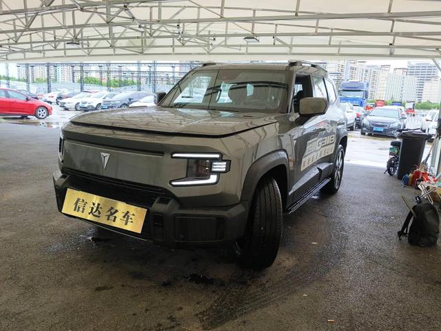 Dark blue G318 2024 two-wheel drive air suspension version