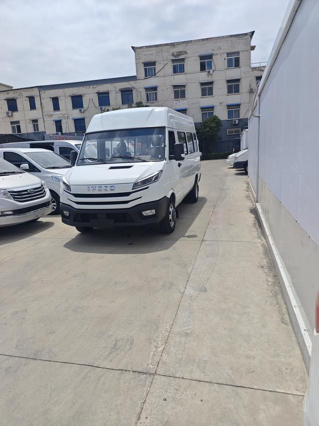 Iveco proud 2021 2.5T A40 M1 passenger car 5-9 seats long axle mid-top double tire manual door