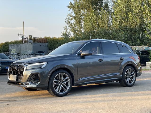 Audi Q7 2024 model 45 TFSI quattro S line sporty