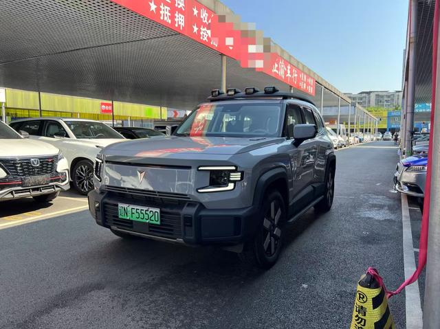 Dark blue G318 2024 four-wheel drive air suspension version