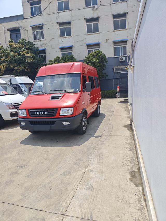 Iveco proud 2023 A35M1 multi-purpose passenger car 2.5T national six manual transmission short axle mid-top double tire manual door