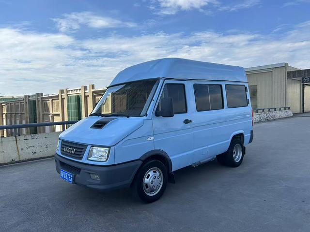 Iveco is proud of the 2020 2.5T A35 passenger car with double tires, 5-9 seats in the top of the country V