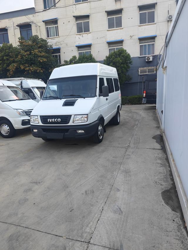 Iveco proud 2020 2.5T A35 bus single tire mid-top 5-9 seat national V