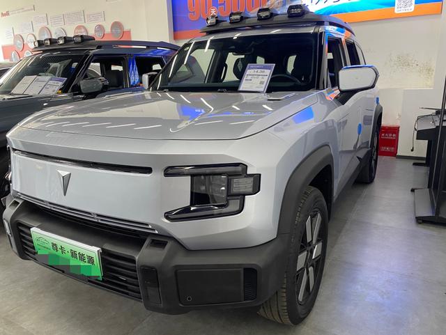 Dark blue G318 2024 four-wheel drive air suspension version