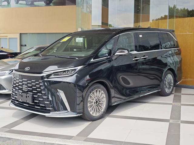 Lexus LM 2023 500h DIRECT4 four-seater Royal Edition