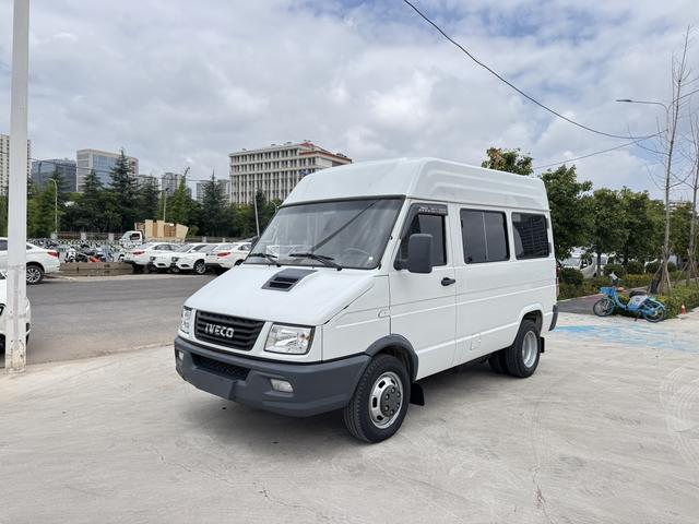 Iveco proud 2020 2.5T A40 bus double tire mid-top 5-6 seats