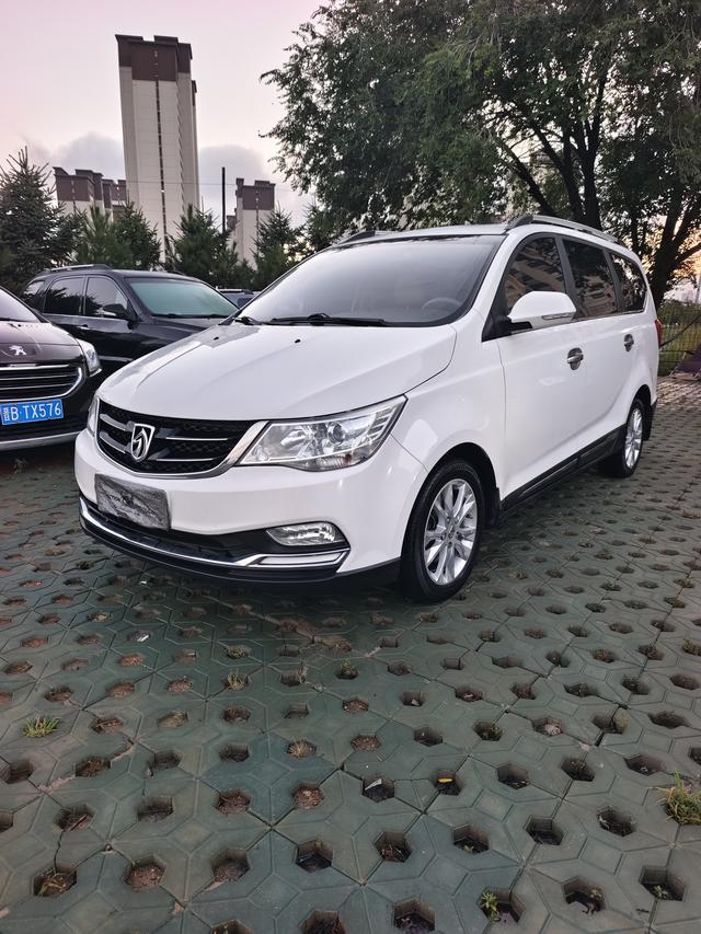 Baojun 730 2016 1.5L manual luxury 7-seater