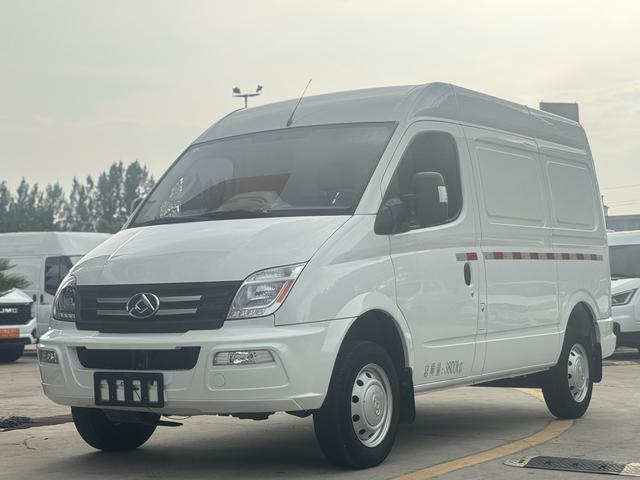 Xintu V80 2023 PLUS 2.0T 6-speed manual van short axle mid-top 3 seats