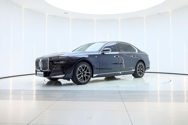 BMW i7 2023 eDrive50L leading M sports suit
