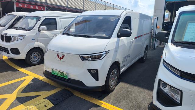Wuling Yangguang 2024 model 300km comfortable Window Sealing version 60kW