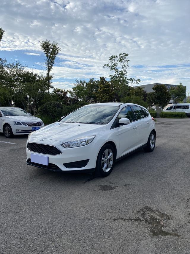 Fox 2018 Classic Hatchback 1.6L Manual Comfort Smart Travel Edition