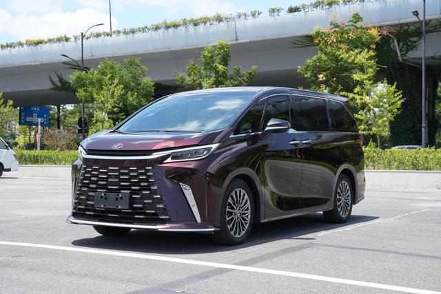 Lexus LM 2023 500h DIRECT4 Six-Seat Premium