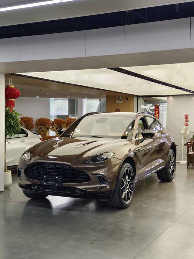 Aston Martin DBX 2024 4.0T V8