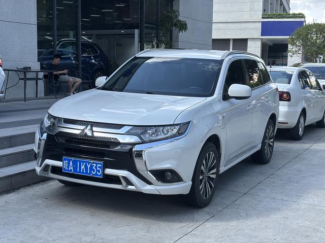 Outlander 2021 2.0L two-wheel drive hybrid version 5 seats