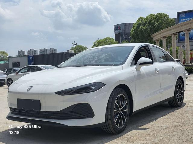 Roewe D7 DMH 2025 Model 125 World Champion Edition