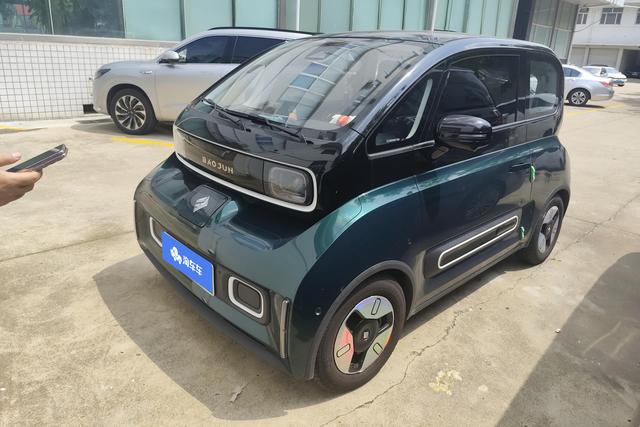 Baojun KiWi EV 2021 fashionable Gold Lithium Iron Phosphate