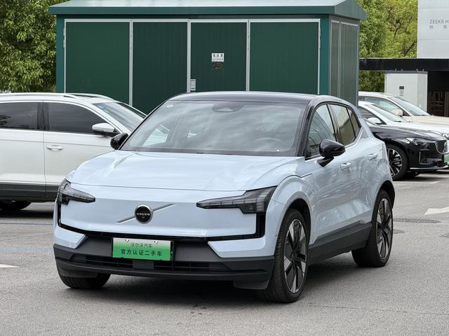 Volvo EX30 2025 rear drive long battery life Version Plus