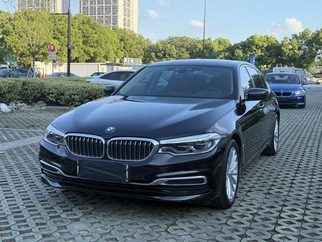 BMW 5 Series PHEV 2019 530Le Luxury Package