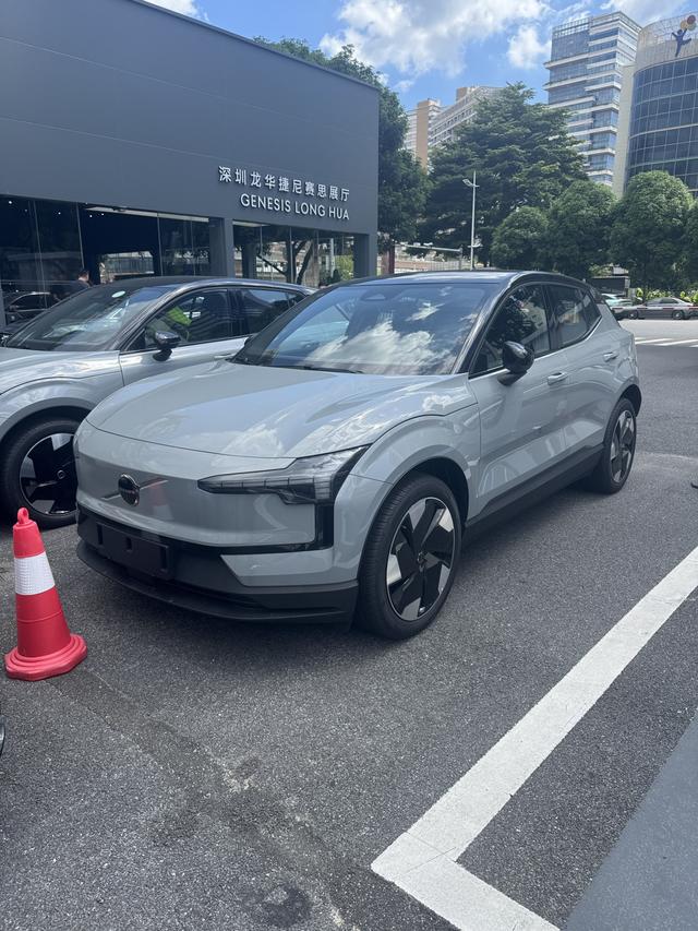 Volvo EX30 2025 rear drive long battery life Version Plus