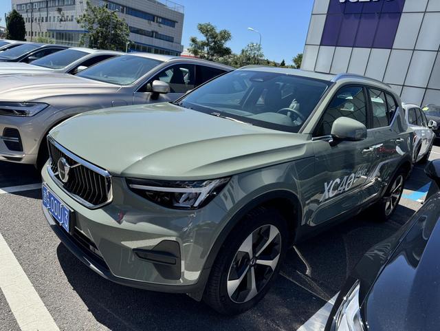 Volvo XC40 2025 B4 four-wheel drive Zhiyuan Deluxe Edition