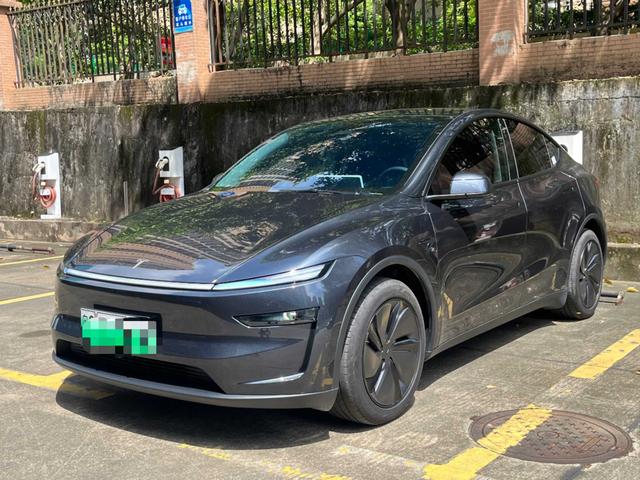 Model Y 2025 rear-wheel drive version
