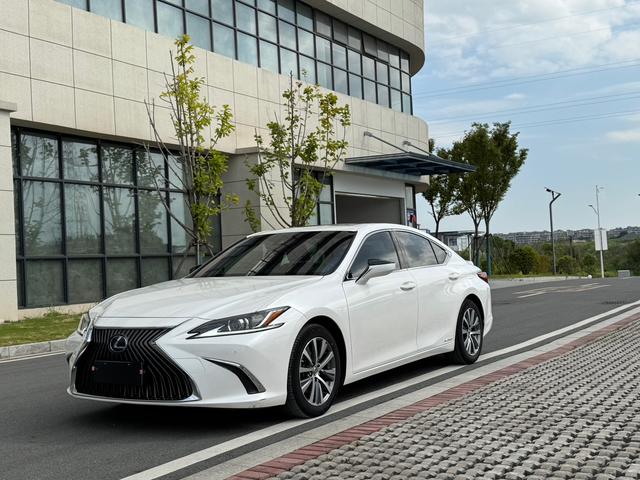 Lexus ES 2018 300h Excellence Edition State V