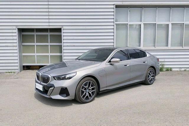 BMW i5 2024 eDrive35L M sports suit