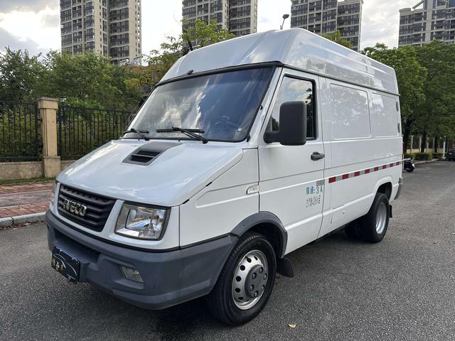 Iveco proud 2021 2.8 T V35 VAN van transporter 3-seater short axle mid-top double sidewall sliding door
