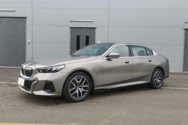 BMW i5 2024 eDrive35L M sports suit