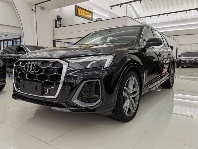Audi Q7 2024 model 45 TFSI quattro S line sporty
