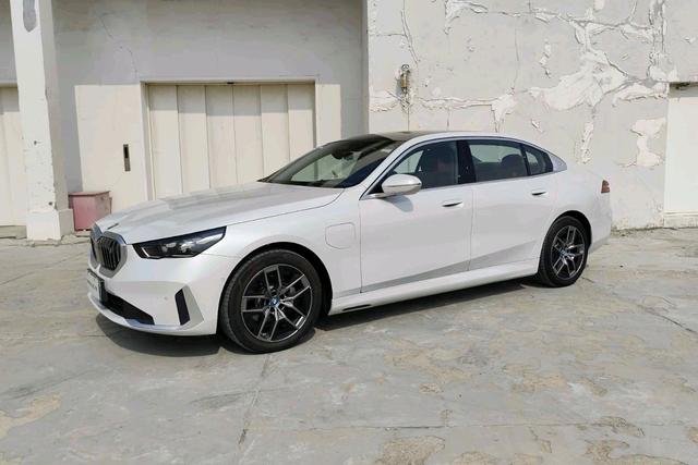 BMW i5 2024 eDrive35L Luxury Set