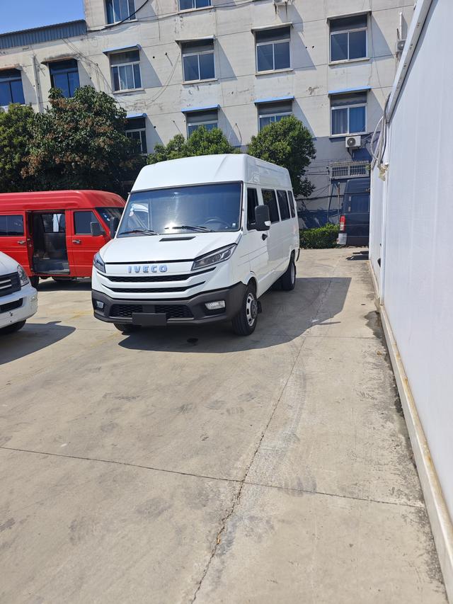 Iveco proud 2023 A37M1 multi-purpose passenger car 2.5T national six manual transmission long shaft mid-top double tire manual door