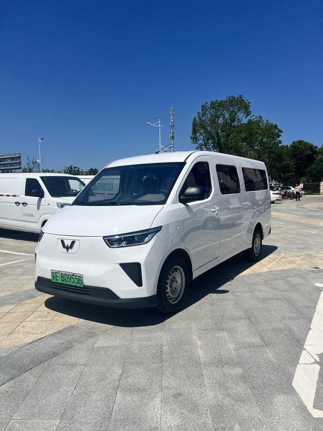 Wuling Yangguang 2024 300km Comfortable Bus version 60kW