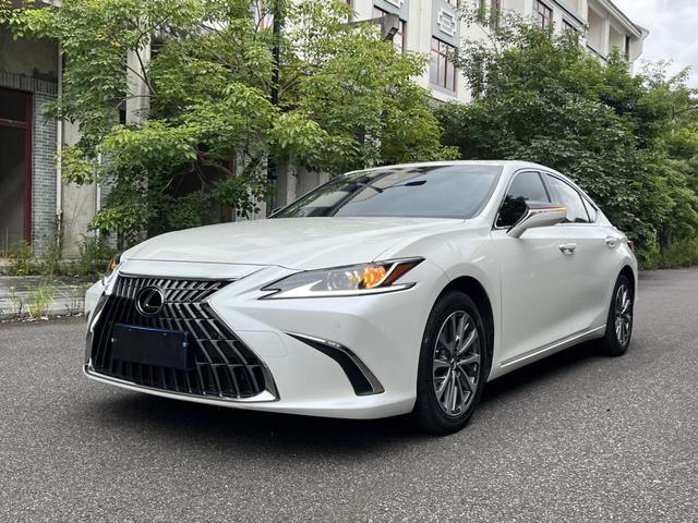 Lexus ES 2022 300h Excellence