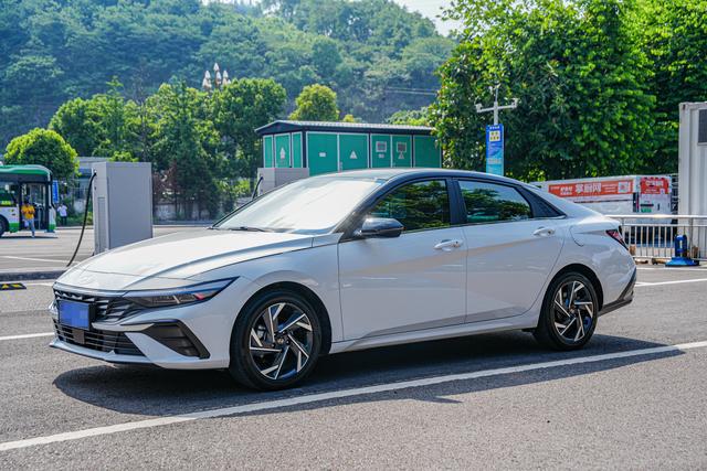 Elantra 2023 1.5L CVT LUX Premium