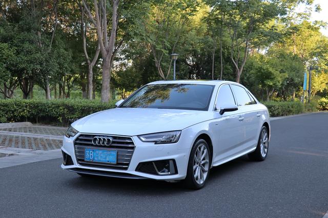 Audi A4L 2019 40 TFSI Style National VI