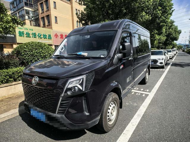 Yufeng 2023 V9+2.0T manual front drive, multi-function center axle, high top 7/8/9 seats