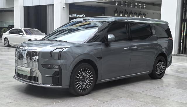 ZEEKR 009 2024 seven-seater aisle version four-wheel drive 108kWh