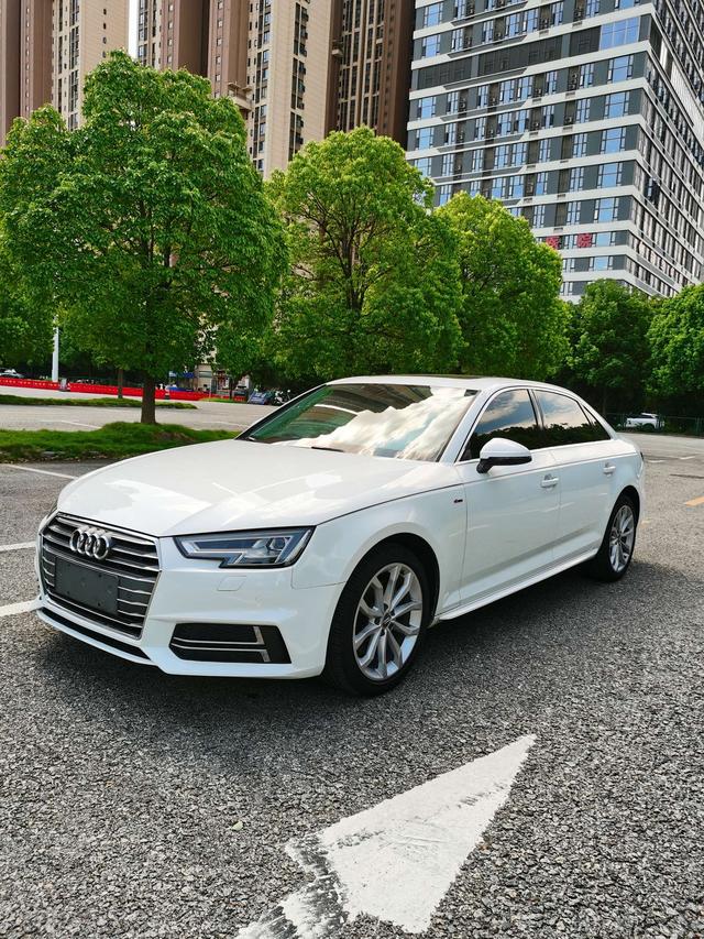Audi A4L 2018 30th anniversary model 40 TFSI fashion model