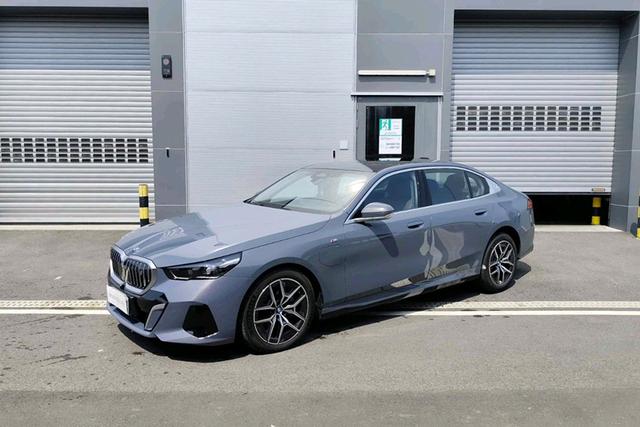 BMW i5 2024 eDrive35L M sports suit