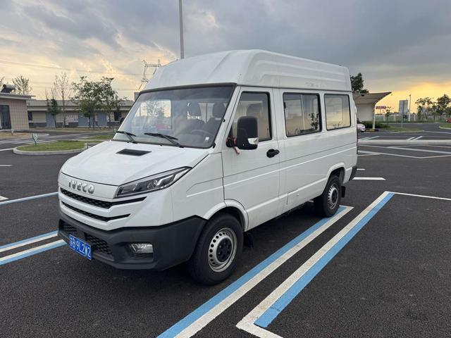 Iveco proud 2023 A35M1 multi-purpose passenger car 2.5T national six manual transmission short axle mid-top single sidewall sliding door