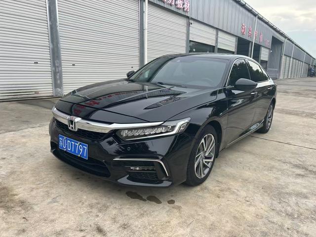 Insignia 2019 260TURBO Essence Edition National VI