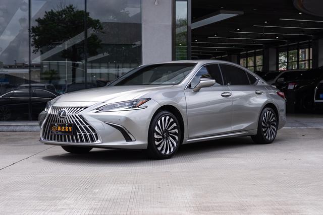 Lexus ES 2022 300h Silver Silver Limited Edition