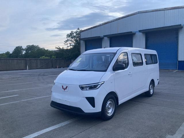 Wuling Yangguang 2025 400km bus version Comfortable 6-seater