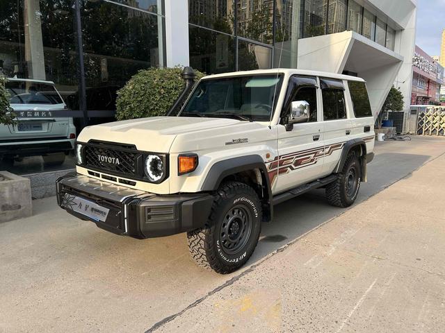 Land Cruiser 70 series 2024 4.5T automatic four-wheel drive 5-seater parallel import